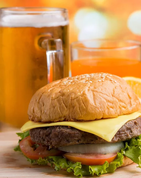 Cerveza y patatas fritas indica listo para comer y hamburguesas — Foto de Stock