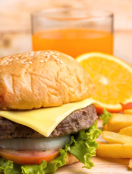 Jugo y hamburguesa significa listo para comer y Bbq — Foto de Stock