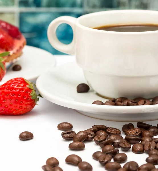 Sıcak bir içecek ve kafeinsiz kahve çekirdekleri taze temsil eder — Stok fotoğraf