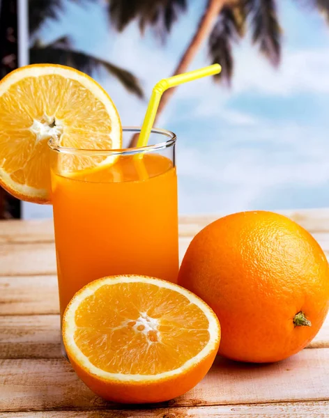 La boisson de jus d'orange indique des agrumes et des boissons — Photo