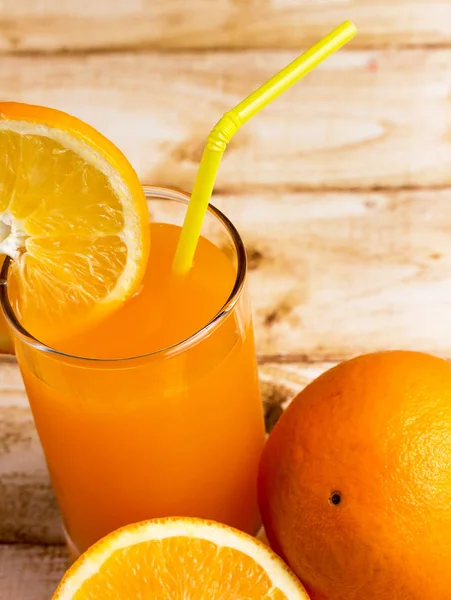 Le jus d'orange frais indique une saine alimentation et des boissons — Photo