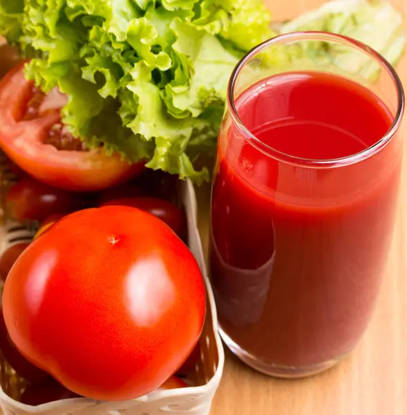 La boisson au jus de tomate montre une soif rafraîchissante et des rafraîchissements — Photo