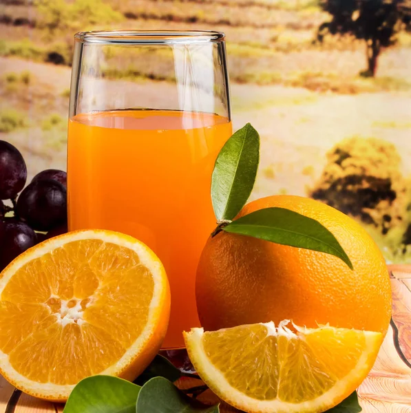 Jus d'orange frais signifie fruits tropicaux et boisson — Photo