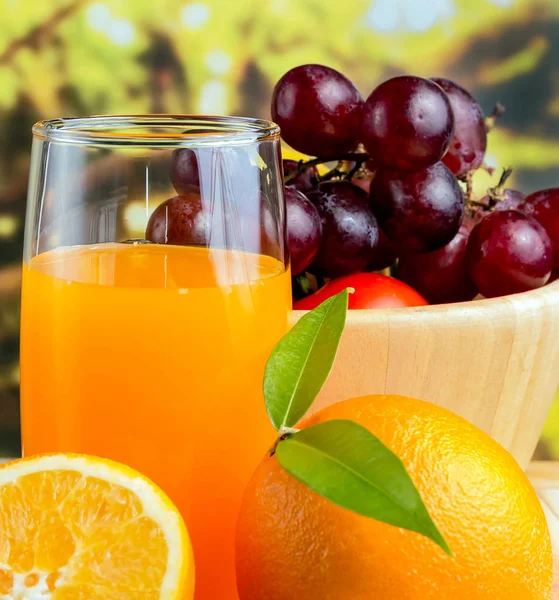 Świeżo wyciśnięty sok reprezentuje zdrowy napój pomarańczowy i napojów — Zdjęcie stockowe