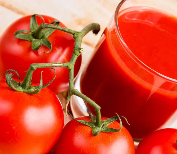Cam domates suyu anlamına gelir yenileme Yenileme ve susuz — Stok fotoğraf