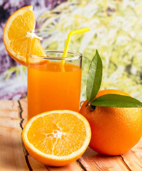 Le jus d'orange sain représente les fruits tropicaux et les aliments — Photo