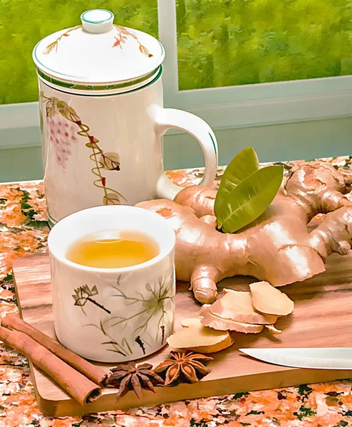 Baharatlı içecekler ve ferahlık zencefil çay bardağı gösterir — Stok fotoğraf