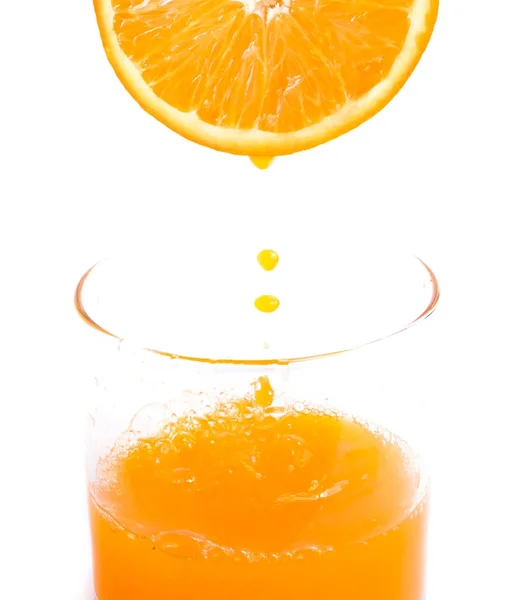 Jus d'orange frais montre fruits tropicaux et agrumes — Photo