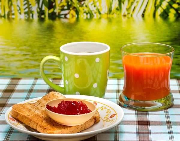 Açık kahvaltı tost yemek vakti ve siyah gösterir — Stok fotoğraf