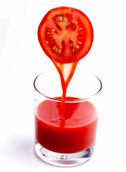 El jugo de tomate vegetal representa bebidas refrescantes y refrescos — Foto de Stock