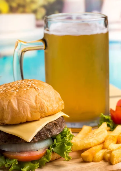 Hamburguesa Almuerzo de cerveza representa listo para comer y colesterol — Foto de Stock