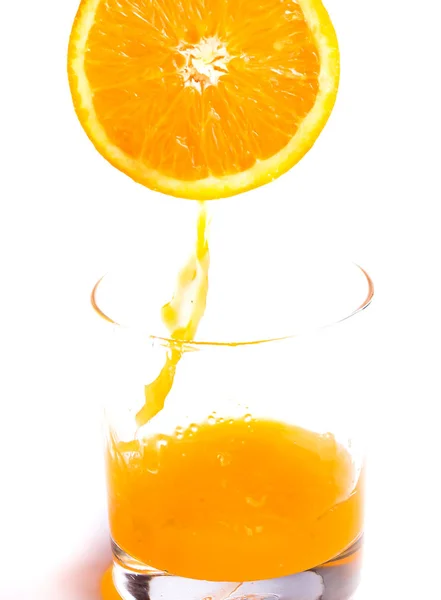 Jus d'orange frais signifie fruits tropicaux et oranges — Photo