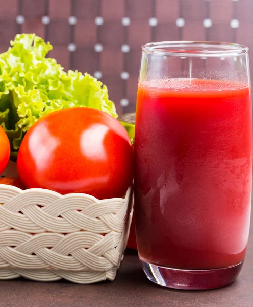 Jus de tomates et légumes signifie boissons et boissons — Photo