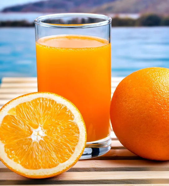 Le jus d'orange frais représente les fruits tropicaux et biologiques — Photo