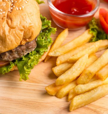 Patates kızartması ve Burger Burger Roll yemek gösterir