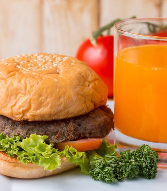 Burger ve suyu Quarter Pounder ve Barbekü gösterir  