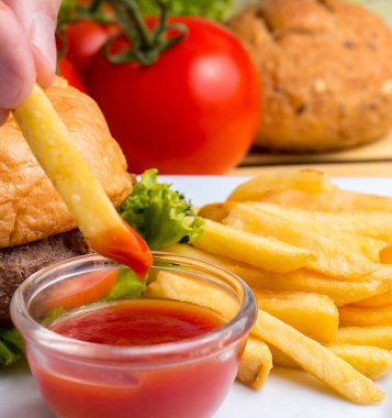 Kızarmış patates cips gösterir ketçap ve Fried