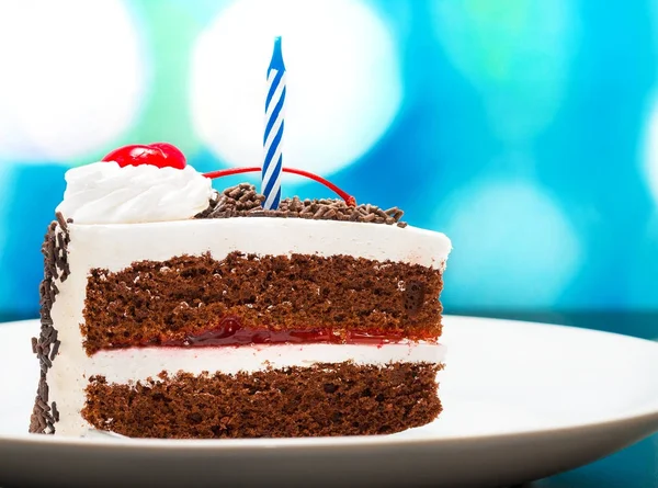 Chocolate pastel de cumpleaños representa la Selva Negra y apetitoso — Foto de Stock