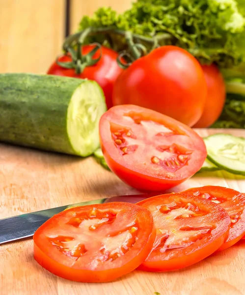 Voorbereiding van tomaat geeft aan gesneden tomaten en biologische — Stockfoto