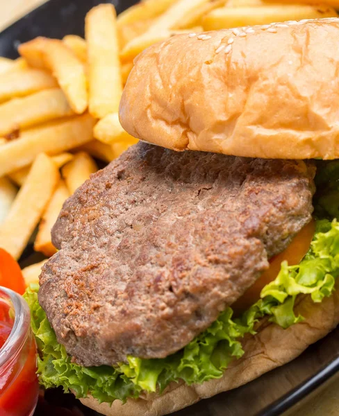 Rulle och Burger visar redo att äta och bulle — Stockfoto