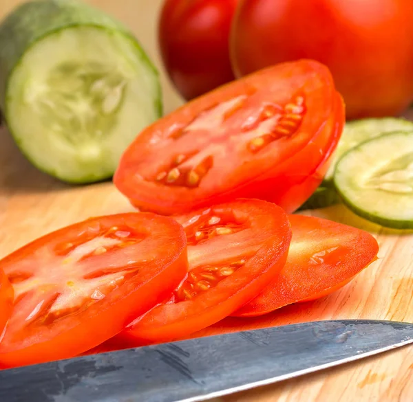 Tranches de tomate représente bien tomates et salades — Photo