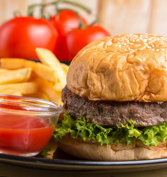 Burger čipy jídlo představuje připravené k jídlu a Bbq — Stock fotografie