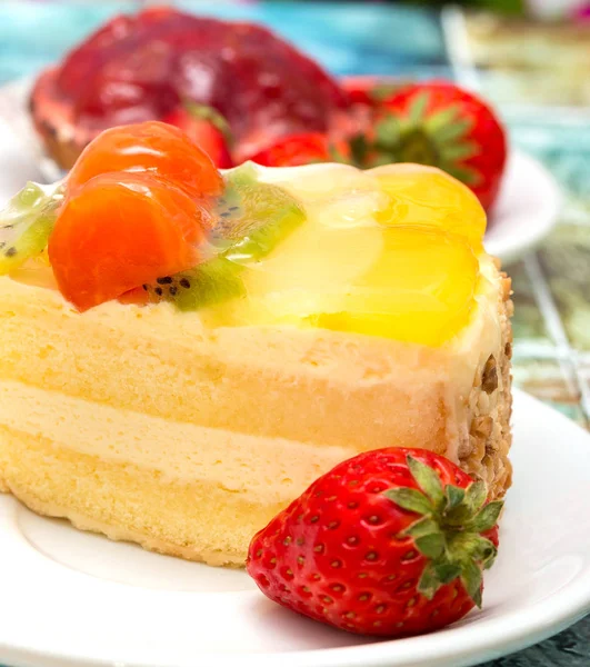 Friss eper torta jelzi, tejelő ízletes és torta — Stock Fotó