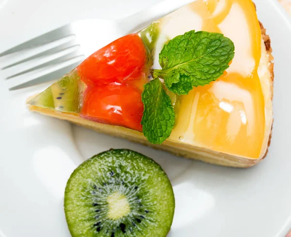 Epres gyümölcstorta jelzi, friss tejszín torta és pékség — Stock Fotó