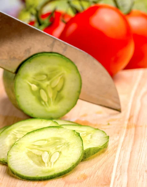 Voorbereiding komkommer vertegenwoordigt gesneden biologisch en vegetarisch — Stockfoto
