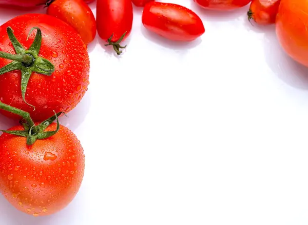 新鲜的红色蕃茄在白色背景与 copyspace — 图库照片