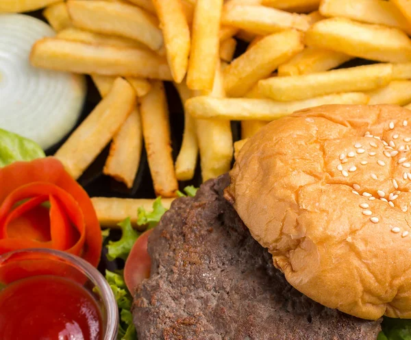 Hamburguesa y patatas fritas muestra listo para comer y colesterol — Foto de Stock