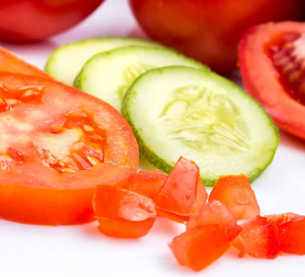 Domates salatalık salatası anlamına gelir olgun taze ve yiyecek — Stok fotoğraf