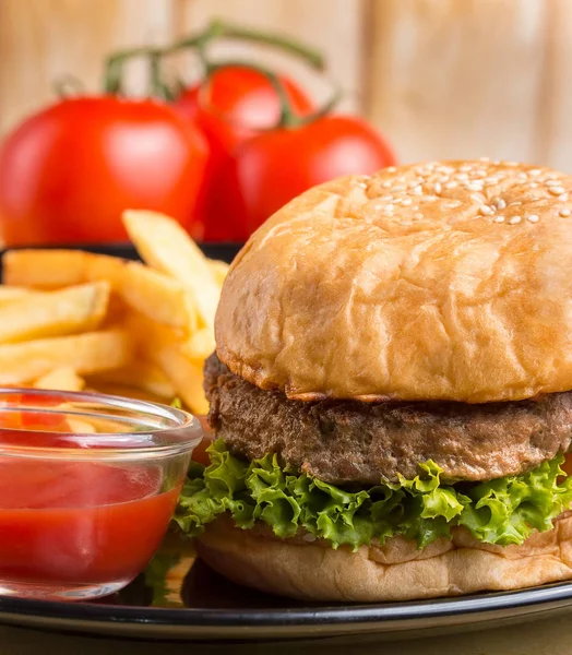 Hamburguesa en rollo significa listo para comer y Bbq — Foto de Stock