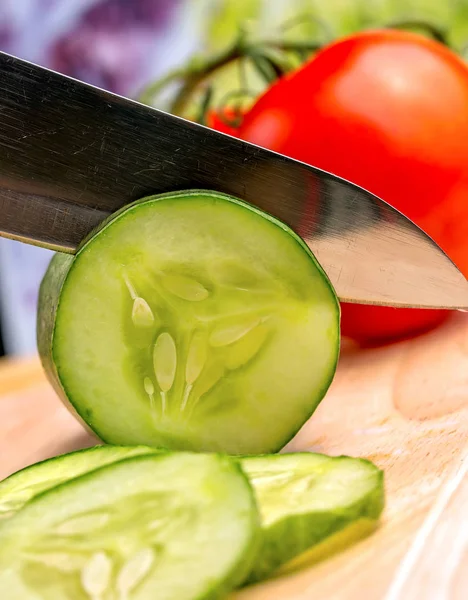 Komkommer voorbereiden toont gesneden salade en Fresh — Stockfoto