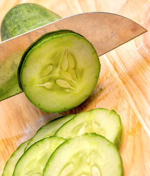 Gurkenschneiden zeigt gesunde Frische und Grün — Stockfoto