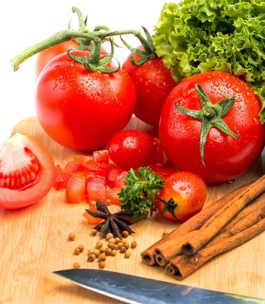 Domates salatası yemek domates ve aromatik gösterir — Stok fotoğraf