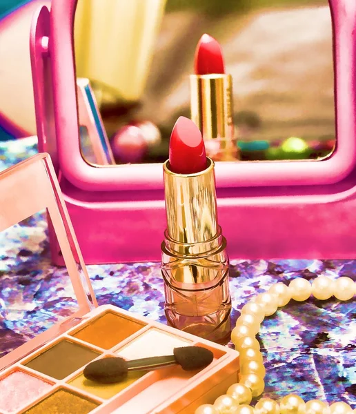 Rouge à lèvres rouge maquillage montrant des produits de beauté et des cosmétiques — Photo