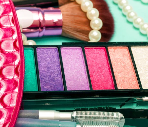 Kosmetik-Make-up-Kit stellt weichen Pinsel und Zubehör — Stockfoto