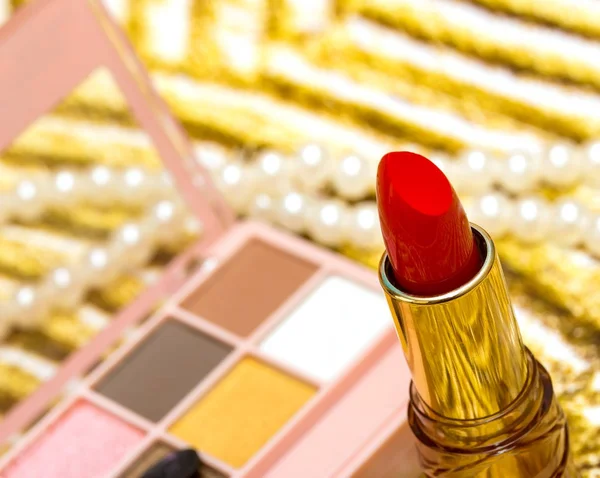 Czerwona szminka reprezentuje produktu kosmetycznego i kosmetyczne — Zdjęcie stockowe
