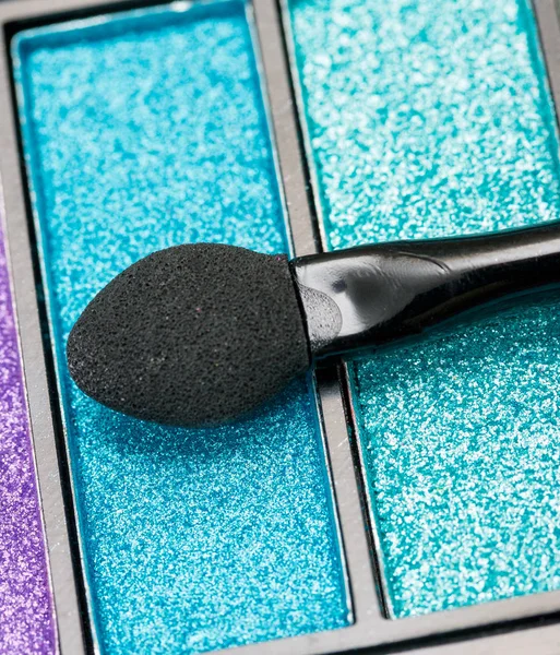 Pędzel do cieni pokazuje Make up i kosmetyczne — Zdjęcie stockowe