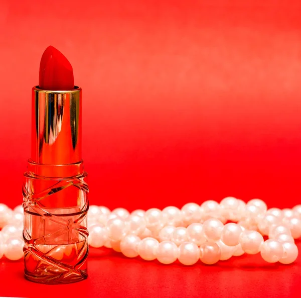 Rouge à lèvres rouge représente le produit de beauté et le visage — Photo