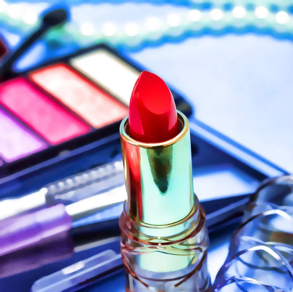 Czerwona szminka reprezentuje produktu kosmetycznego i twarze — Zdjęcie stockowe