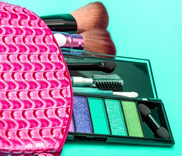 Make-up Kit aangeeft schoonheidsproduct en borstel — Stockfoto