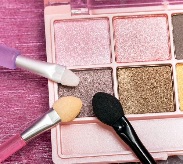 Le maquillage cosmétique des yeux représente les produits de beauté et l'applicateur — Photo