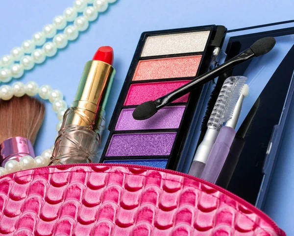 Makeup Kit ukazuje nalíčení očí a štětec — Stock fotografie