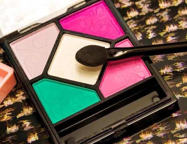 Cosmetische oog make-up toont schoonheden producten en cosmetica — Stockfoto