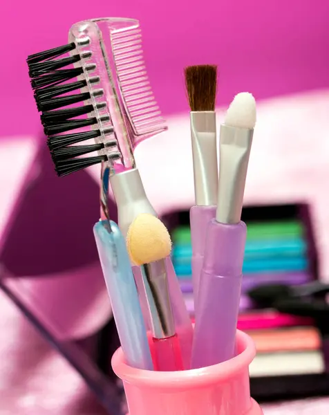 Verschillende make-up borstels geeft aan schoonheidsproducten en cosmetologie — Stockfoto