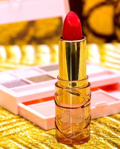 El lápiz labial rojo cosmético significa hacer subidas y cosmetología —  Fotos de Stock