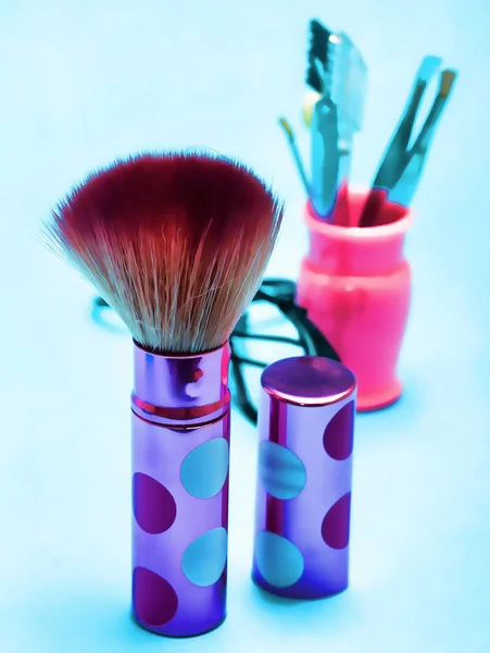 Make-upu štětec označuje kosmetických produktů a aplikátory — Stock fotografie
