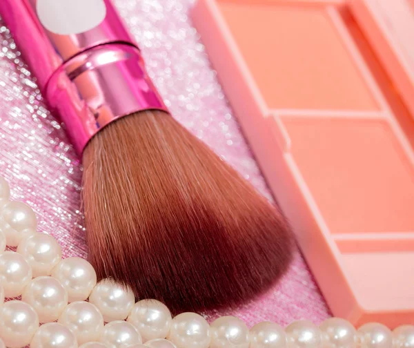 Make-upu štětec ukazuje, kosmetické přípravky a kartáče — Stock fotografie